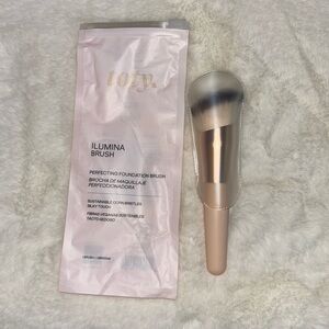 toty. | Ilumina Brush | Perfecting Foundation Brush